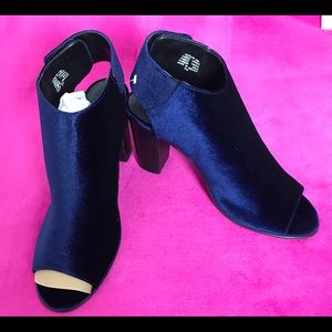 New Steve Madden Blue Velvet Open Toe Heels 10